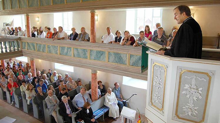 Predigen in einer vollbesetzten Kirche - das ist leider nicht immer so, wie hier vor kurzem beim Solidaritätsgottesdienst gegen Rechts in Rottenbach. Doch die Kirchenvorstandswahl zeigt auch, dass es immer noch viele Menschen gibt, die sich in der Kirche engagieren. Foto: CT-Archiv/Oliver. Schmidt