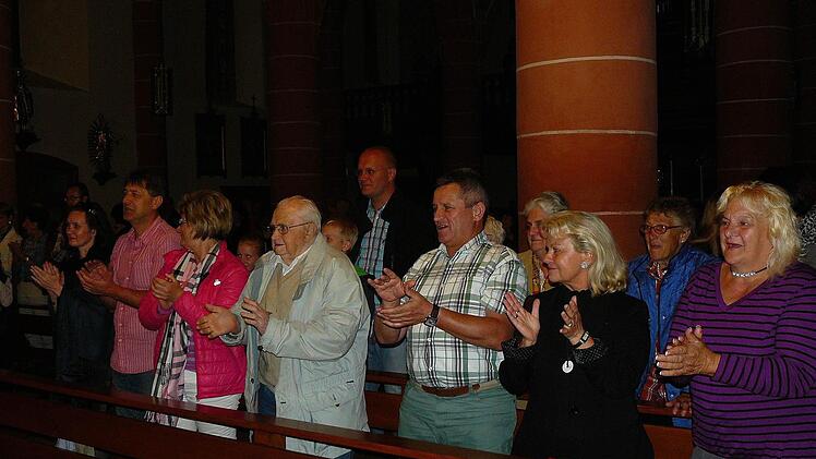 Die Zuschauer hielt es nicht auf den Bänken.