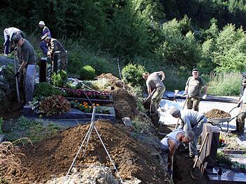 Viele freiwillige Helfer, wie hier die Soldaten- und Reservistenkameradschaft Nordhalben, haben bei der Sanierung Hand angelegt. Foto: Michael Wunder