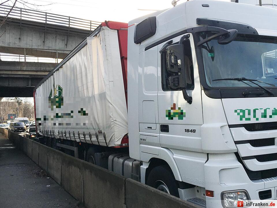 Lkw bleibt unter Brücke in Nürnberg hängen