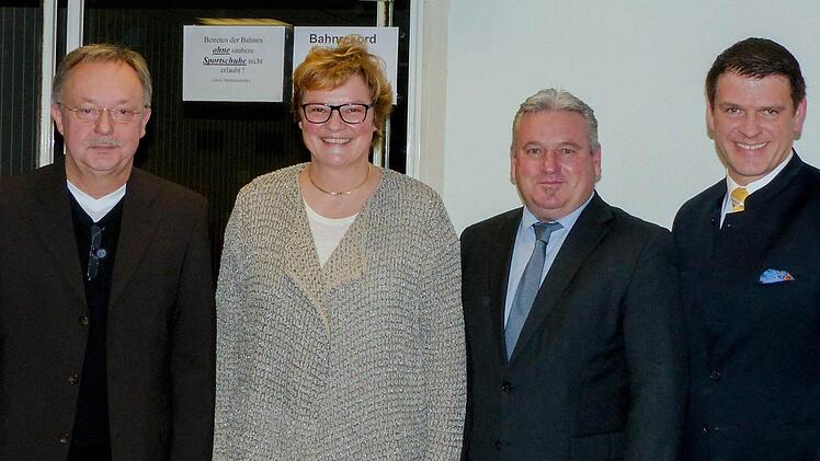 Walfried Spath, Bürgermeister Alfons Hartlieb und der CSU-Landtagsabgeordnete Steffen Vogel (von links) freuten sich, mit Monika Hohlmeier (Zweite von links) einen hochkarätigen Gast beim Neujahrstreffen des Stettfelder CSU-Ortsverbands begrüßen zu dürfen.
