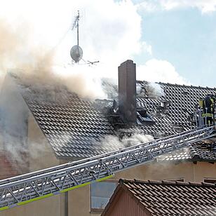 Wohnhaus wird bei Dachstuhlbrand komplett zerstoert