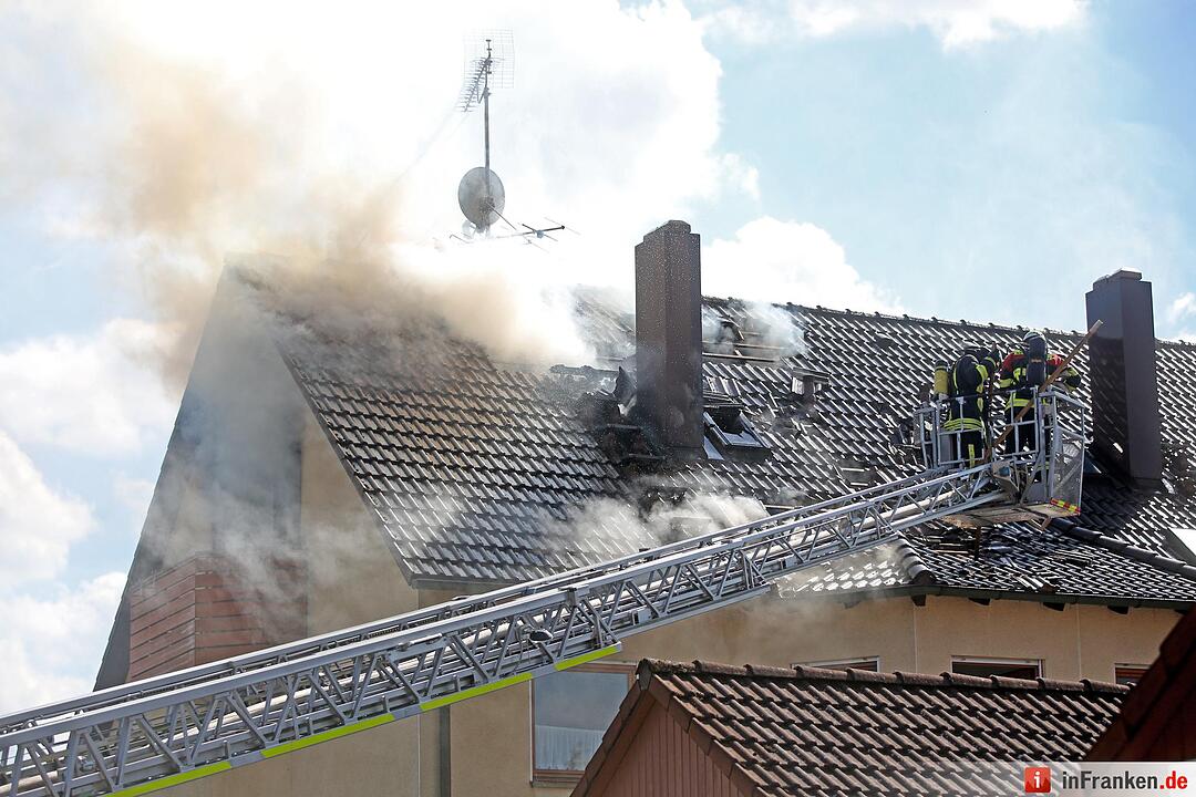 Wohnhaus wird bei Dachstuhlbrand komplett zerstoert