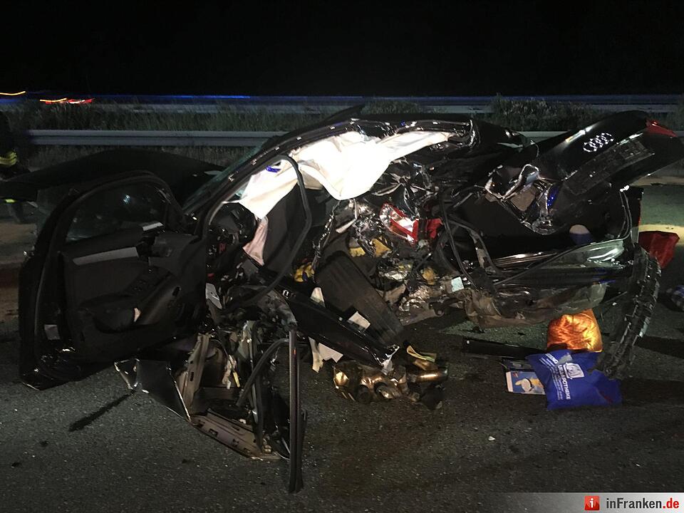 Golf rast in Unfallstelle auf A3