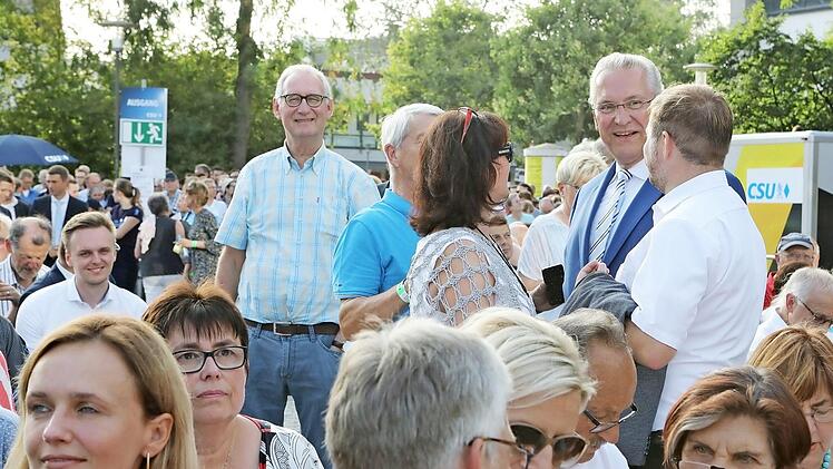 Bayerns Innenminister Herrmann (hinten rechts) f&uuml;hlte sich in seiner Heimatstadt sichtlich wohl.  Foto: Barbara Herbst