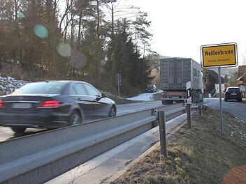 Acht Kilometer weiter  müssen Radfahrer in Weißenbrunn auf der vielbefahrenen B 85 in den Ort einfahren. Andreas Schmitt