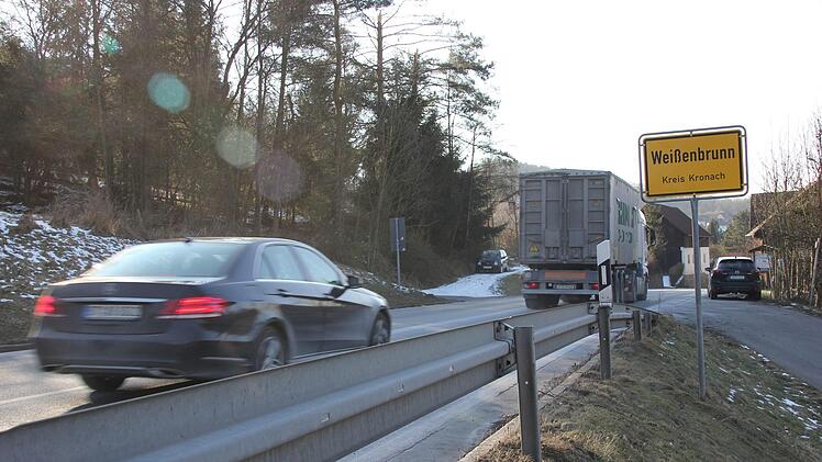 Acht Kilometer weiter  müssen Radfahrer in Weißenbrunn auf der vielbefahrenen B 85 in den Ort einfahren. Andreas Schmitt