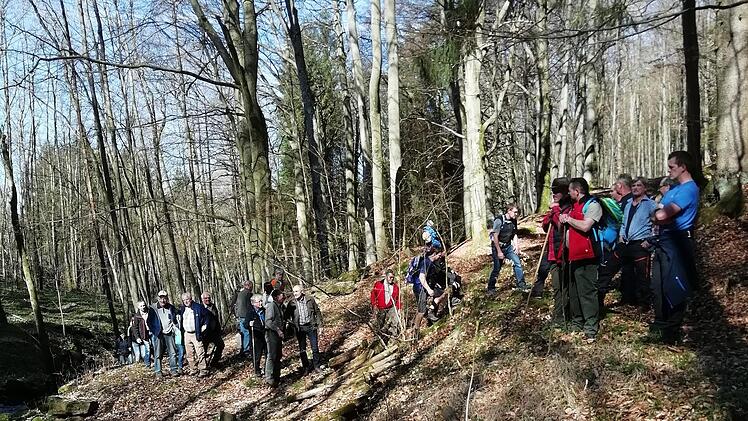 Eine Begehung auf längst vergessenen Flurwegen von Riedenberg unternahmen rund 40 Teilnehmer und sahen dabei bekannte Flurgebiete mal von einer ganz anderen Perspektive.  Evelyn Schneider