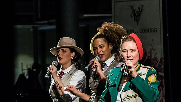 Weihnachtskonzert mit manchen &Uuml;berraschungen: "The Cool Cats" beim Coburg-Gastspiel beim "Verein".Foto: Jochen Berger