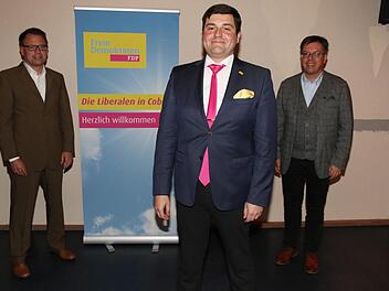 Der Kreisverband Coburg-Kronach hat Jens-Uwe Peter zum Kandidaten für die Wahl zum 20. Bundestag 2021 gewählt. Von rechts: FDP-Bezirksvorsitzender Thomas Nagel, Jens-Uwe Peter und FDP-Kreisvorsitzender Michael Zimmermann  Foto: Desombre