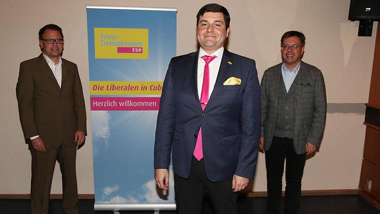 Der Kreisverband Coburg-Kronach hat Jens-Uwe Peter zum Kandidaten für die Wahl zum 20. Bundestag 2021 gewählt. Von rechts: FDP-Bezirksvorsitzender Thomas Nagel, Jens-Uwe Peter und FDP-Kreisvorsitzender Michael Zimmermann  Foto: Desombre