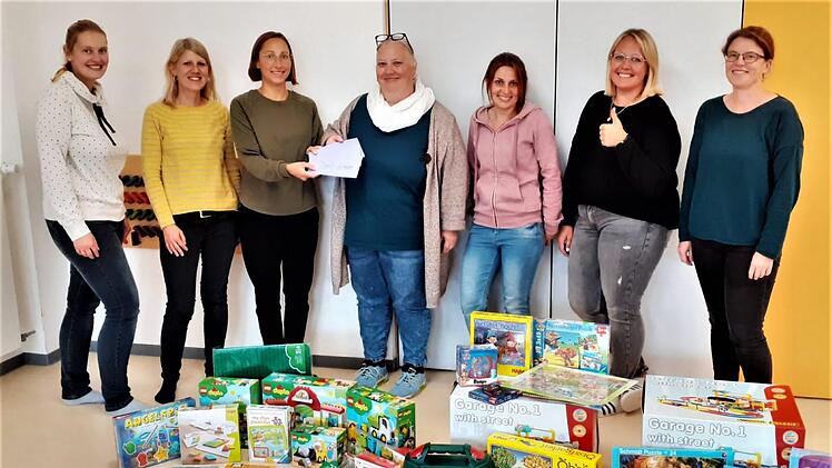Die Elternbeiräte Miriam Müller (von links), Daniela Weingärtner (Vorsitzende) und Lena Heilmann freuen sich mit Kita-Leiterin Jeanette Hahn, Kinderpflegerin Sigrid Eckstein und den Erzieherinnen Jessica Benning und Monika Eußner-Hart über das neue Spielzeug