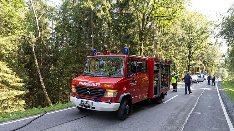 B303 bei Weitramsdorf: Vollsperrung nach schwerem Unfall im Begegnungsverkehr