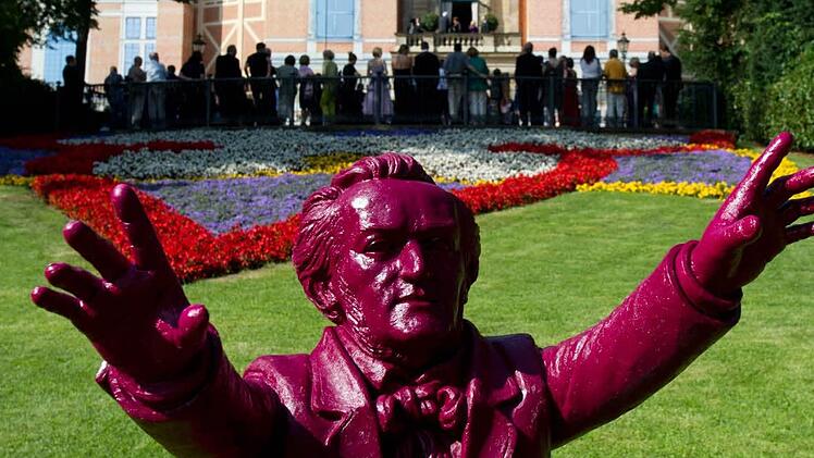 Hier noch eine "intakte" Wagner-Figur des Künstlers Ottmar Hörl. Foto: Daniel Karmann/dpa