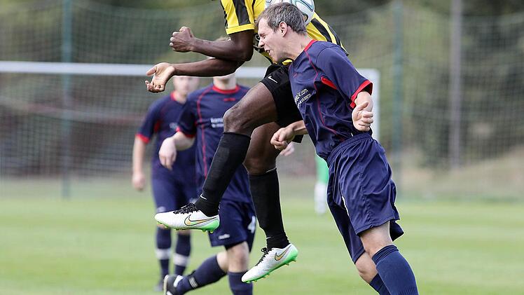 Foul des Oberhaiders Kingsley Osuj am Staffelbacher Marco Wagner