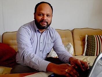 Pfarrvikar Murphy wird im Oktober in seine indische Heimat abberufen. Fotos: Gerd Schaar