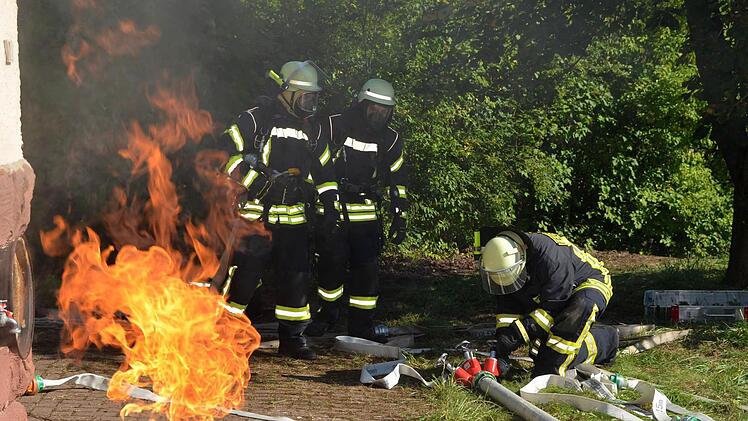 Unter realistischen Bedingungen übten die Feuerwehren aus Bad Kissingen, sowie Aschach und Oberthulba den Ernstfall. Fotos: Peter Rauch