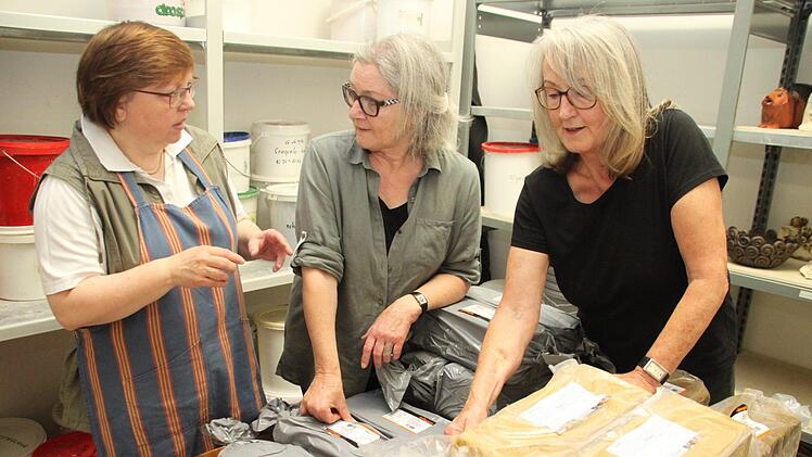 Während des ersten Workshops unterhielten sich (linkes Bild von links) eine Teilnehmerin, Kursleiterin Gertrud Murr-Honikel und Organisatorin Jutta Lange über den passenden Ton.  Foto: Andreas Schmitt