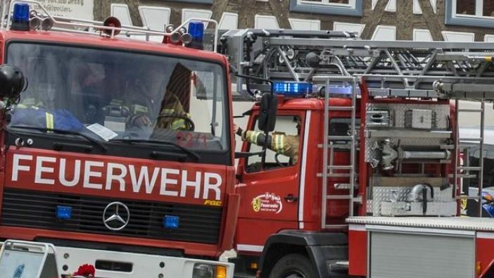 Auf dem Zeiler Marktplatz fährt die Feuerwehr vor.  Foto: René Ruprecht
