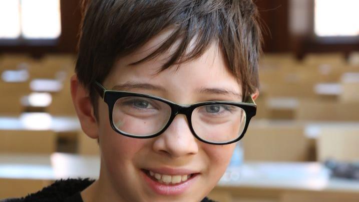 Emil (9) aus Bamberg : "Mir hat es gut gefallen heute, es wurde  alles gut erklärt. Es ging darum, wie man sich Urteile und Meinungen bildet: Man denkt über etwas nach und hört sich Begründungen von anderen an, warum etwas zum Beispiel gut ist. Dann bekommt man eine Meinung." Foto: Barbara Herbst