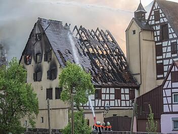 Bei einem Feuer in Spalt in Mittelfranken wurden am Freitag vier Menschen verletzt. Die Feuerwehr konnte ein Ausbreiten der Flammen nicht verhindern. Der Schaden ist enorm.  Foto: NEWS5 / Goppelt