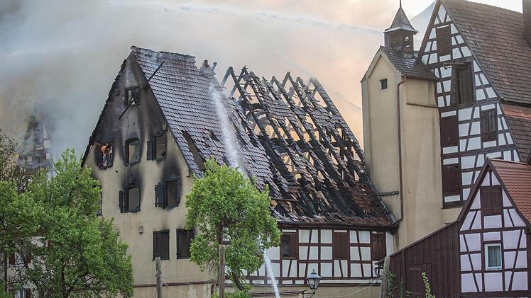 Bei einem Feuer in Spalt in Mittelfranken wurden am Freitag vier Menschen verletzt. Die Feuerwehr konnte ein Ausbreiten der Flammen nicht verhindern. Der Schaden ist enorm.  Foto: NEWS5 / Goppelt