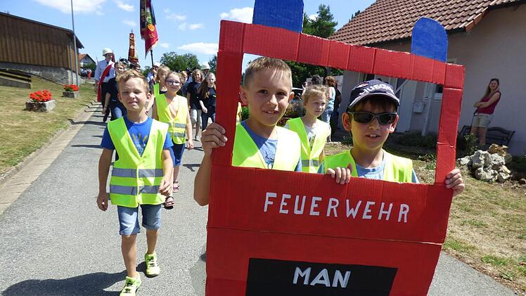 Die Kinderfeuerwehr des Marktes Wiesenttal in ihrem "Feuerwehrauto" Foto: Thomas Weichert