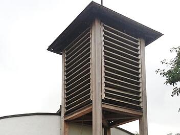 Erstaunt hörten die Grundschüler dem ehemaligen Grenzpolizisten Willi Bischoff an der Grenz- und Friedenskapelle bei Burggrub zu. Foto: K.- H. Hofmann