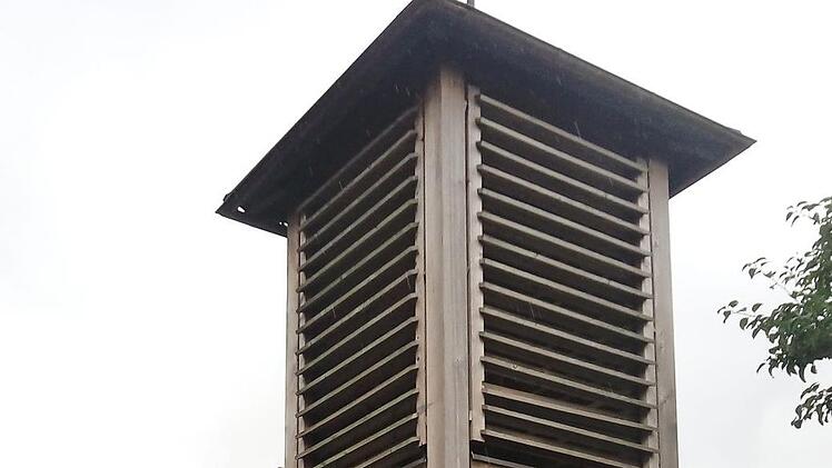 Erstaunt hörten die Grundschüler dem ehemaligen Grenzpolizisten Willi Bischoff an der Grenz- und Friedenskapelle bei Burggrub zu. Foto: K.- H. Hofmann