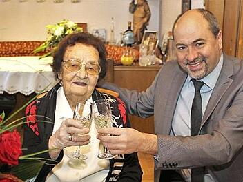 Ein Gläschen Sekt zum Geburtstag. Martha Günther stößt mit Bürgermeister Johannes Krapp an.  Foto: Evi Seeger