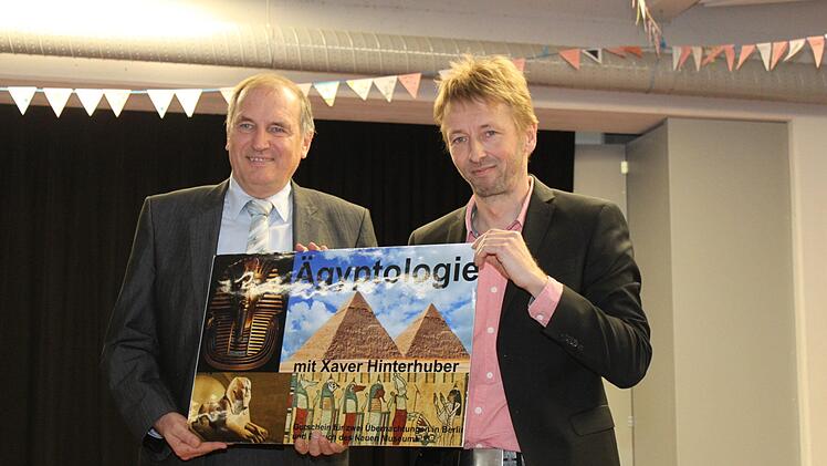 Erhard Herrmann erhält ein Geschenk von Frank Ruhland Foto: Carmen Schwind