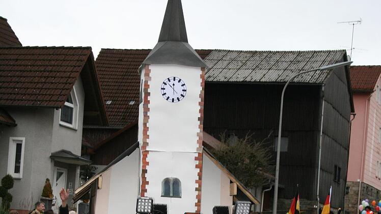 Beim Kleinspurzug fuhr der Kirchturm durch Geroda. Gabi Sell