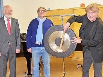Wie schön ein Gong klingen kann, führt Günther Peppel (rechts) vor. In der Mitte der Spender Nikolaus Wiegand, links der ehemalige Schulleiter Andreas Wolf.  Foto: K.- H. Hofmann