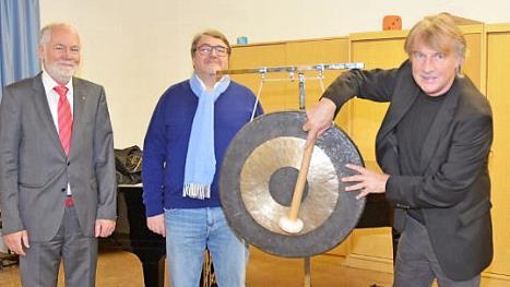 Wie schön ein Gong klingen kann, führt Günther Peppel (rechts) vor. In der Mitte der Spender Nikolaus Wiegand, links der ehemalige Schulleiter Andreas Wolf.  Foto: K.- H. Hofmann