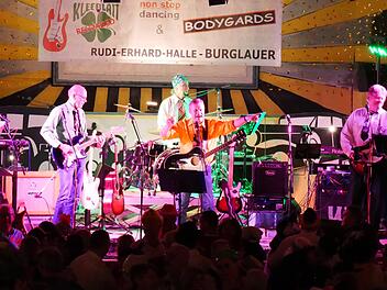 Auch im Jubiläumsjahr zog die Oldie-Night - im Bild die Bodygards - vor allem ein tanzbegeistertes Publikum an. Heuer fand die Veranstaltung erstmals in Burglauer statt. Foto: Heike Beudert