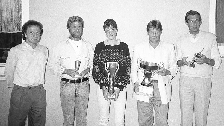 Tennis-Vereinsmeisterschaften des TSV Münnerstadt, die Sieger (von links): Spielleiter Gerhard Endriß, Rudolf Konietschke (Senioren), Sabine Schopf (Damen-Einzel), Gerhard Schubert (Herren-Einzel), Jochen Bronsert (Freizeitspieler).
