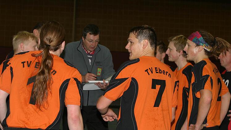 Thomas Tensing (Mitte, mit Block), der an diesem Tag das Eberner Team coachte,  stellt seiner Mannschaft auf die Spitzenpartie gegen BSV Bayreuth III ein.