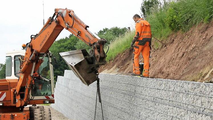 In Gabionen verpackte Steine sichern den Hang neben dem Radweg zwischen Modlos und Dreistelz. Foto: Ralf Ruppert