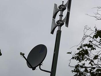Der umstrittene Alarmierungs-Mast neben der Schule im Forchheimer Ortsteil Reuth. Foto: Roepert