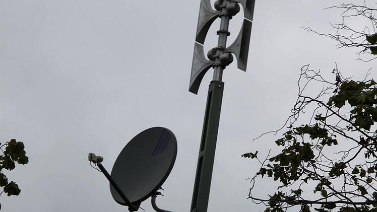 Der umstrittene Alarmierungs-Mast neben der Schule im Forchheimer Ortsteil Reuth. Foto: Roepert
