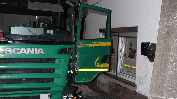 Auf der Bundesstraße 85 zwischen Kronach und Weißenbrunn ist in der Nacht ein Lkw in ein Haus gerutscht. Foto: Corinna Igler