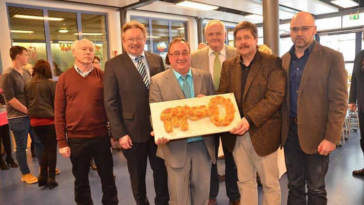 Mit einem gebackenen Schlüssel wurde die Mensa in Pressig symbolisch eröffnet. Das Bild zeigt von links: Heinrich Grebner (Kämmerer Markt Pressig und Finanzkoordinator), Bürgermeister Hans Pietz, Rektor Reinhard Horn, Konrektor Thomas Müller, Architekt Jörg Detsch und Alexander Hempfling (für den Bau verantwortlicher Architekt) Foto: Karl-Heinz Hofmann