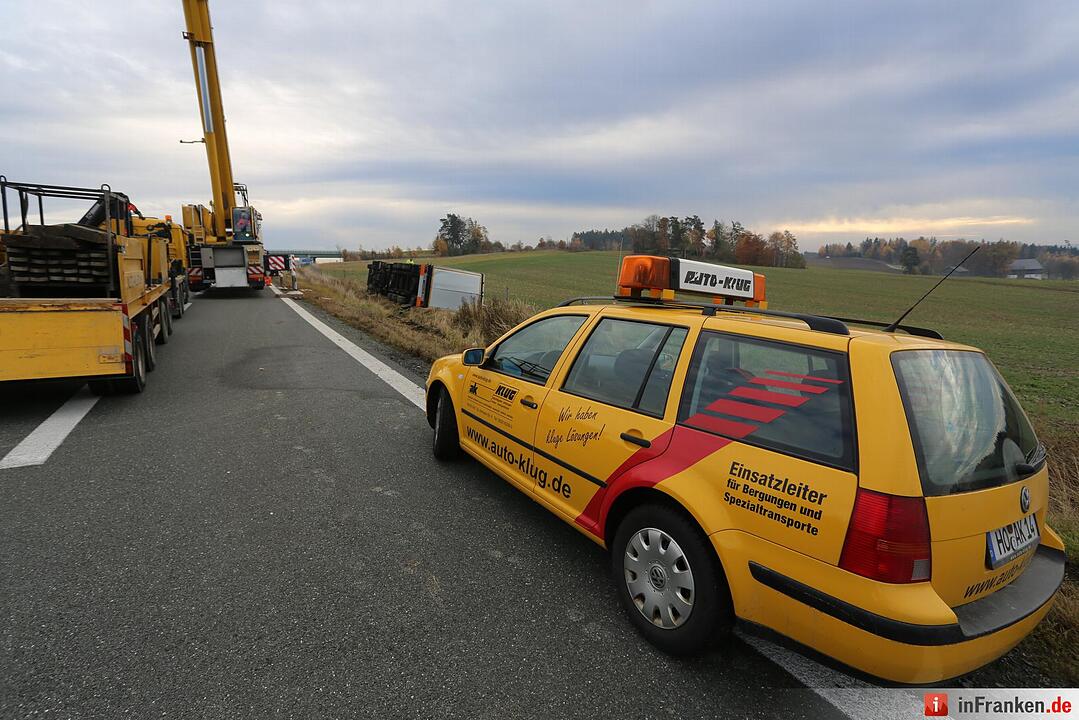 A72: Lkw kippt bei Köditz um