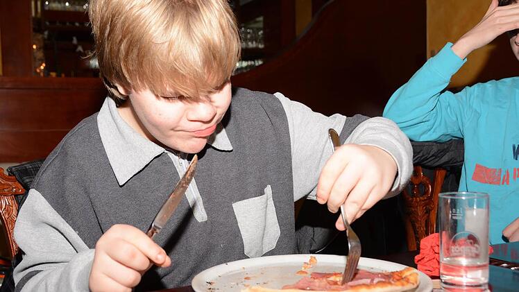 André genießt seine Pizza. Foto: Dagmar Besand