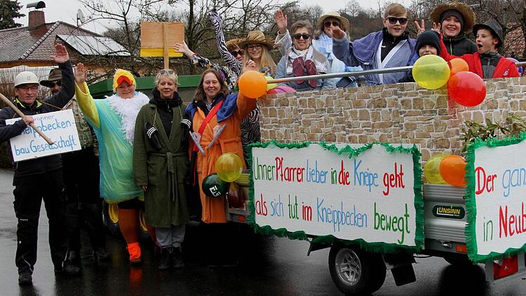 Der OGV Neubrunn wies auf das Kneipp-Becken hin und den Pfarrer, der lieber in die Kneipe geht als sich im Kneippbecken bewegt. Foto: Günther Geiling