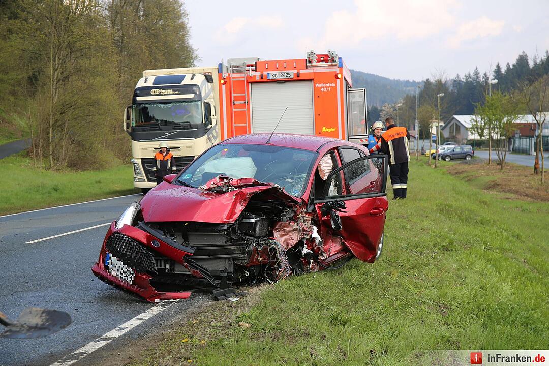 Frontalzusammenstoß bei Wallenfels: Eine Person schwer verletzt