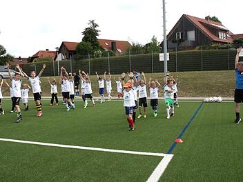 Zu einem ordentlichen Training gehören auch Aufwärmübungen ohne Ball. Foto: Richard Sänger