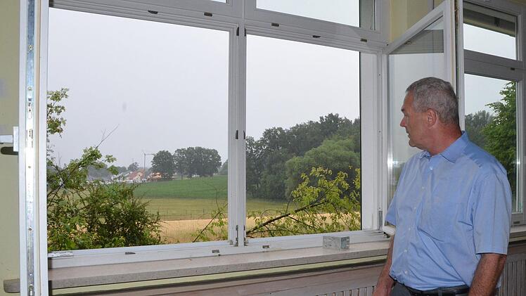 Die Lage im Grünen empfindet Oberbürgermeister Frank Rebhan als großen Vorteil für die Ketschenbacher Kita. Foto: Rainer Lutz