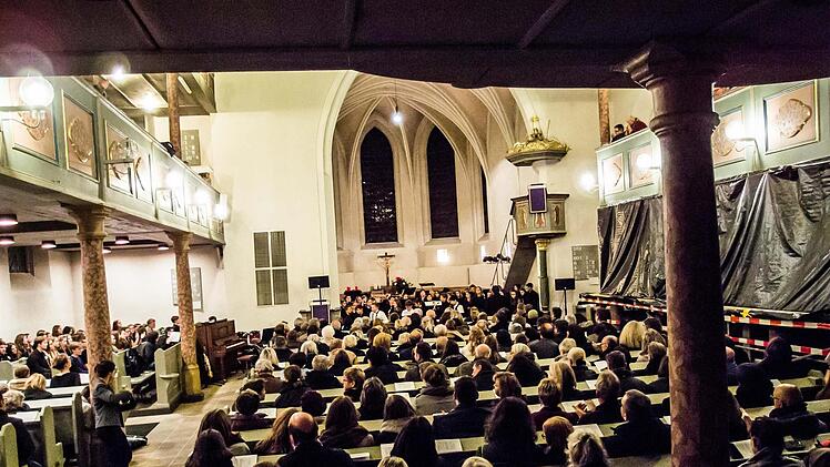 Großen Zuspruch fand das Adventskonzert des Gymnasiums Albertinum in der Coburger Morizkirche. Gestaltet wurde es von zahlreichen Solisten und Ensembles sowie dem Oberstufen- und Mädchenchor.Foto: Jochen Berger