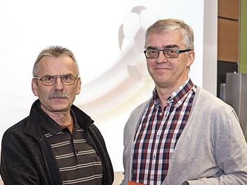 Mit einem Dank f&uuml;r die umfangreiche Berichterstattung in den vergangenen rund 30 Jahren verabschiedete Kreisspielleiter Egon Gr&uuml;nbeck (links) bei der Arbeitstagung FT-Redakteur Hartmut Neubauer aus dem Kreis der Fu&szlig;baller. Foto: Heinrich Wei&szlig;